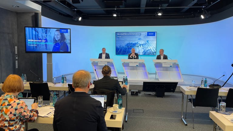Die Verantwortlichen des Spezialglashersteller Schott AG stellen in Mainz auf einer Pressekonferenz die Bilanz für das Geschäftsjahr 202122 vor. (Foto: SWR, Ilona Hartmann)