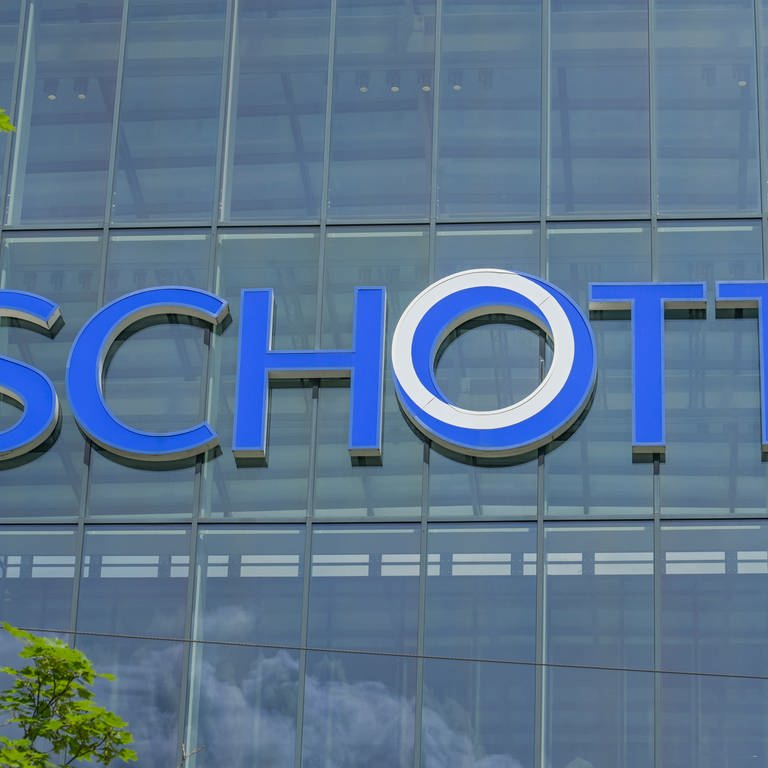 Das große Firmenlogo von Schott ist auf der Glasfassade des Gebäudes von Schott deutlich zu sehen.