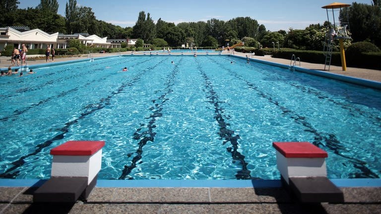 Auf dem Gelände des Wiesbadener Schwimmbads Maaraue sollen Silos für Wasser aus Freibädern entstehen. (Foto: dpa Bildfunk, Frederik von Erichsen)