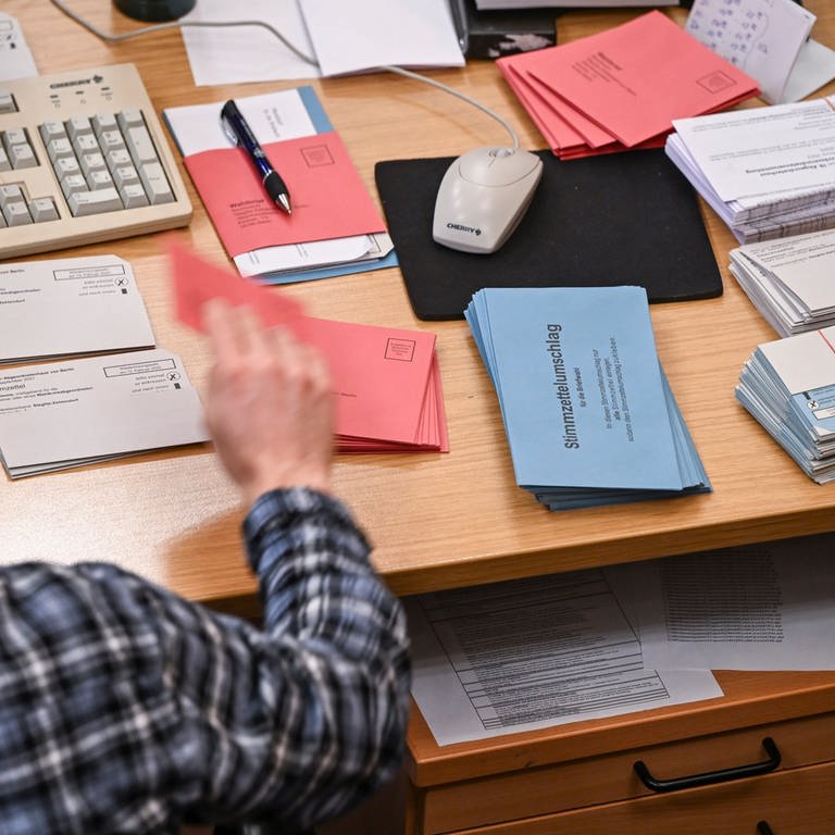 In einem Briefwahlbüro werden die eingereichten Unterlagen sortiert. (Foto: dpa Bildfunk, picture alliance/dpa | Jens Kalaene)