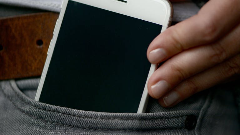 Ein Smartphone steckt in einer Hosentasche (Foto: dpa Bildfunk, picture alliance / dpa | Caroline Seidel)