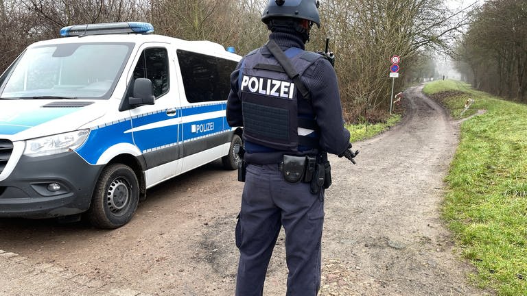 Polizeibeamte riegeln die Schrebergarten-Anlage nahe der Schiersteiner Brücke ab. (Foto: SWR, Daniel Brusch)