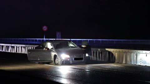 Das stark beschädigte Unfallauto steht auf der Schiersteiner Brücke. (Foto: 5VISION.News)