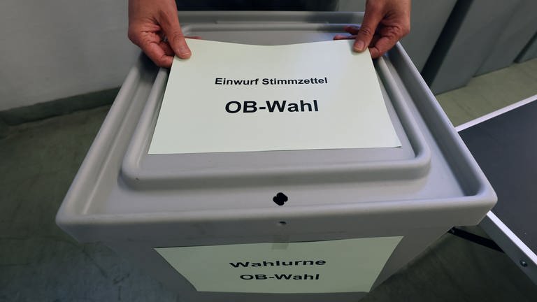 Am 12. Februar 2023 werden die Mainzer in so eine Wahlurne ihren Stimmzettel für ihren neuen Oberbürgermeister oder die neue Oberbürgermeisterin werfen. (Foto: dpa Bildfunk, Picture Alliance)