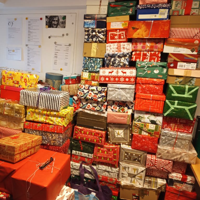 Über große Spendenbereitschaft freut sich die Obdachlosenhilfe "Mission Leben". 800 Weihnachts-Päckchen hat sie gespendet bekommen. (Foto: Mission Leben Mainz)