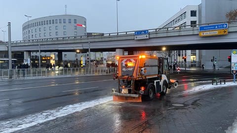 Die Streu- und Räumfahrzeuge sind in Mainz im Dauereinsatz, um die Wege und Straßen vom Eis zu befreien. (Foto: SWR)