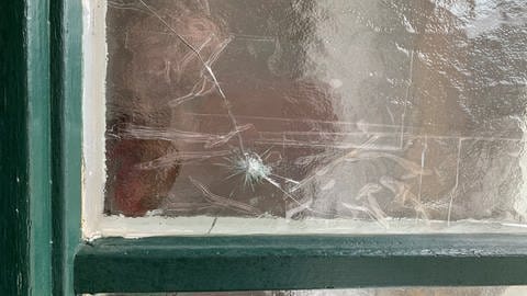 Mit Schrecken hat eine Anwohnerin der Mainzer Altstadt dieses Einschussloch in dem Fenster ihrer Wohnung entdeckt.  (Foto: SWR)