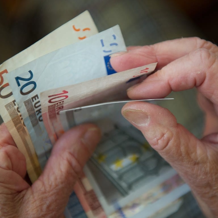 Eine ältere Frau zählt die Geldscheine in ihrem Portemonnaie (Foto: dpa Bildfunk, picture alliance/dpa | Marijan Murat)