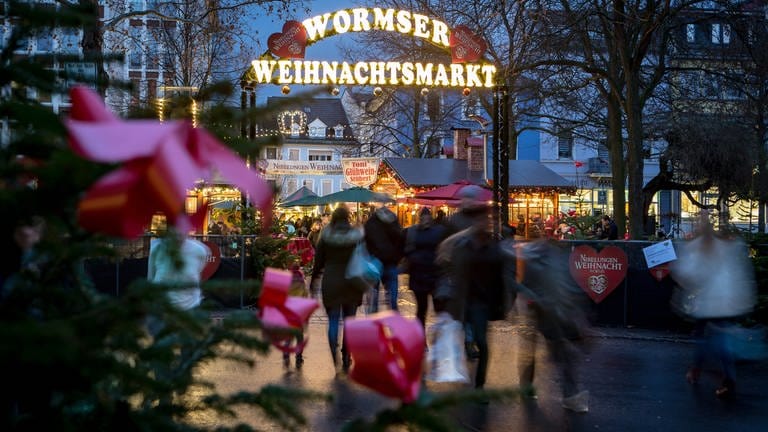 Der Eingang der Nibelungen Weihnacht mit dem Schriftzug "Wormser Weihnachtsmarkt". (Foto: Bernward Bertram)