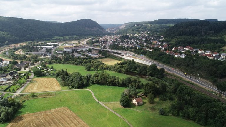 die Vogelperspektive zeigt die aufwendige Ortsumgehung, die südlich an Hochstetten-Dhaun vorbei führt (Foto: Landesbetrieb Mobilität Rheinland-Pfalz)