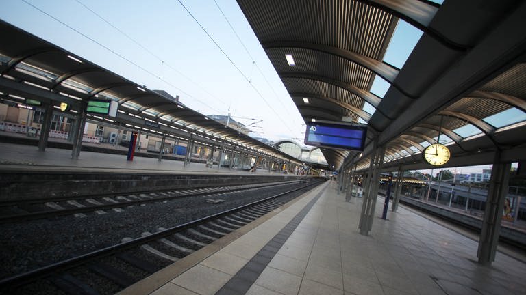 Ein leerer Bahnsteig im Mainzer Hauptbahnhof. (Foto: dpa Bildfunk, picture alliance / dpa | Fredrik von Erichsen)