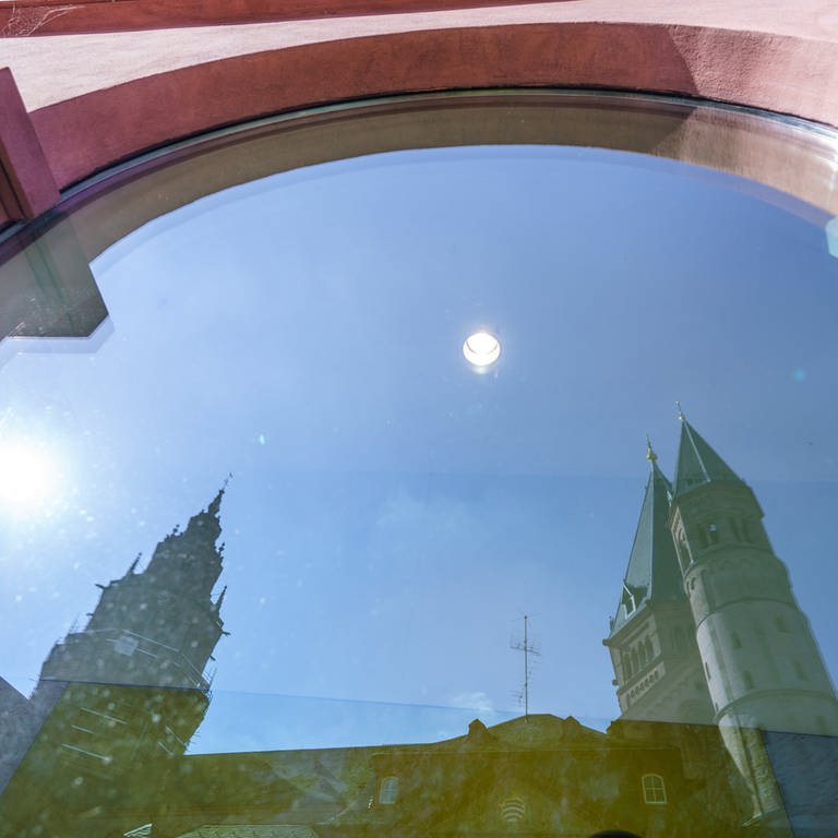 Der Mainzer Dom spiegelt sich in einer Schaufensterscheibe am Marktplatz. (Foto: dpa Bildfunk, picture alliance/dpa | Andreas Arnold)