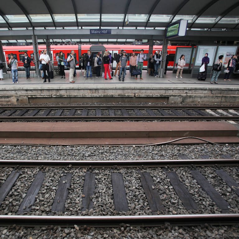 Pendler müssen sich auf massive Behinderungen im Zugverkehr einstellen wegen Bauarbeiten der DB. (Foto: dpa Bildfunk, Picture Alliance)
