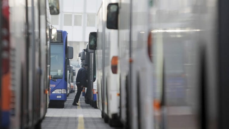 Die Busfahrer der Wiesbadener Verkehrsgesellschaft ESWE müssen Angst haben: immer mehr Fahrgäste greifen sie an. (Foto: dpa Bildfunk, Frednik von Erichsen)