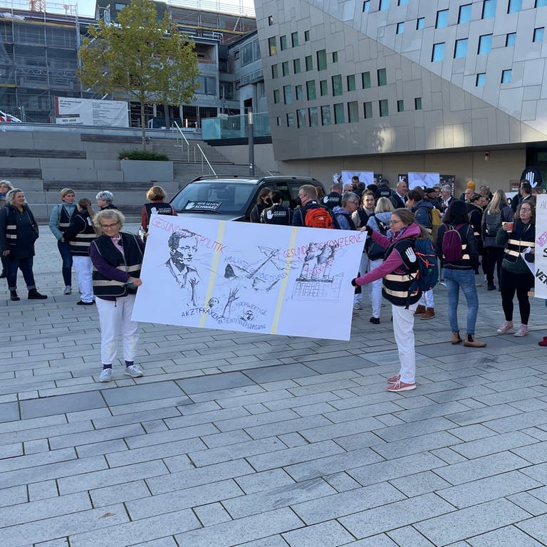 Ärzte protestieren in Ingelheim gegen die Sparpläne der Politik. (Foto: SWR, Daniel Brusch)