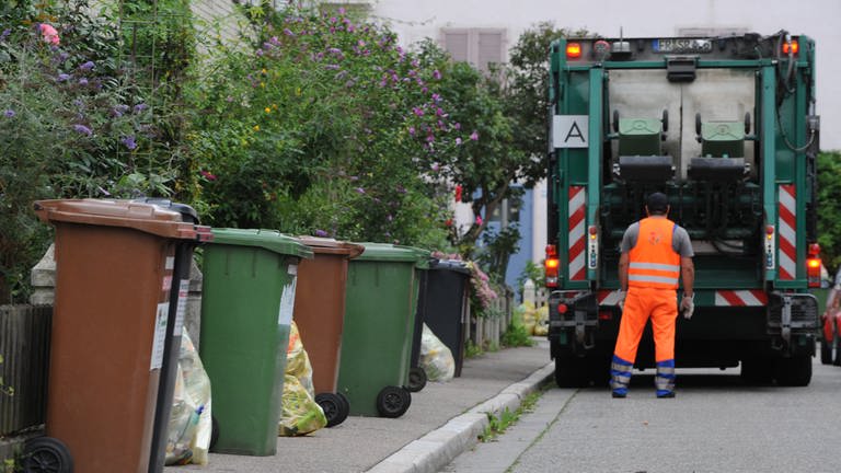 Ein Müllarbeiter der Abfallentsorgung leert die Hausmülltonnen. (Foto: dpa Bildfunk, Patrick Seeger (Symbolbild))