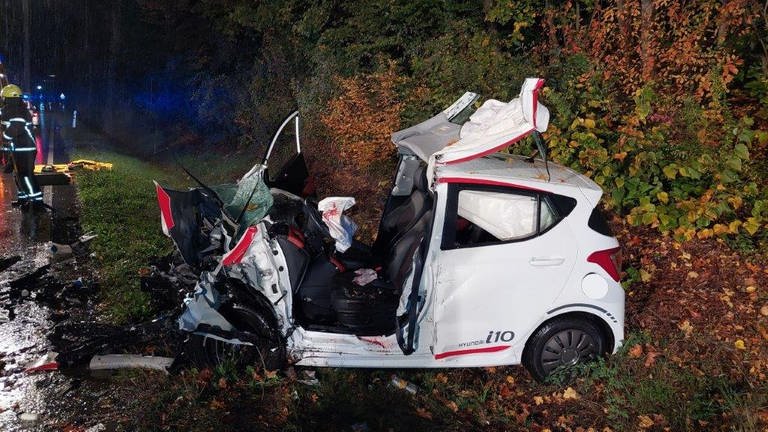 Der Kleinwagen der 60-jährigen Frau ist total zerstört. Die Frau starb wenig später im Krankenhaus an ihren schweren Verletzungen. (Foto: Freiwillige Feuerwehr VG Bad Kreuznach)