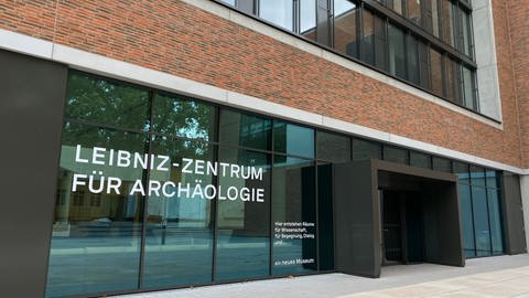 Der Eingang des neuen Leibniz-Zentrums in Mainz (Foto: SWR, Rabea Amri)