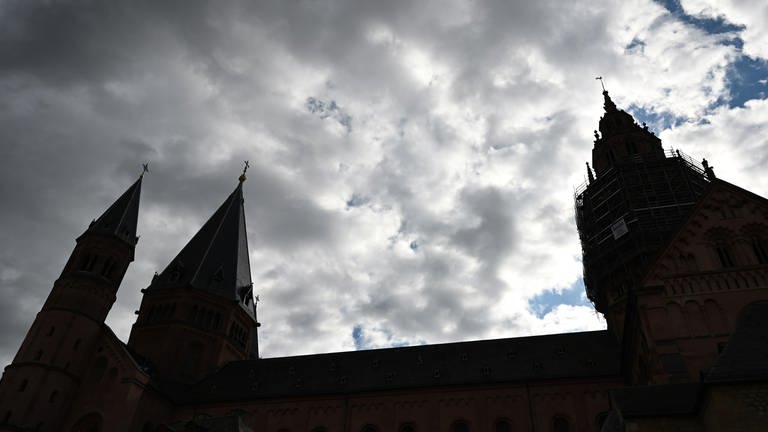 Der Mainzer Dom im Gegenlicht der Sonne