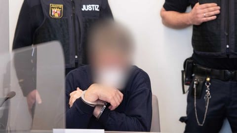 Der Angeklagter sitzt im Tankstellenmordprozess auf der Anklagebank im Landgericht Bad Kreuznach. (Foto: dpa Bildfunk, Boris Roessler)