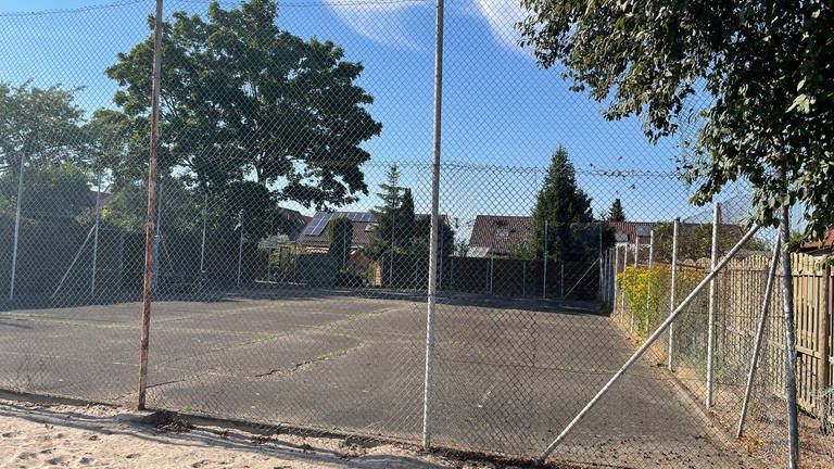 Ein asphaltierter früherer Tennisplatz in Worms-Neuhausen (Foto: SWR)