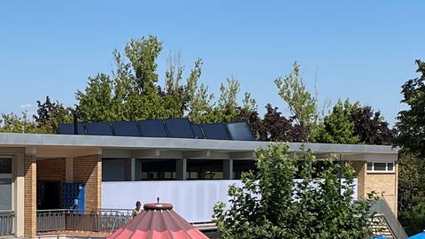 Auf einem Dach des Alzeyer Wartbergbades ist eine Solarthermie-Anlage installiert. (Foto: SWR, Ilona Hartmann)