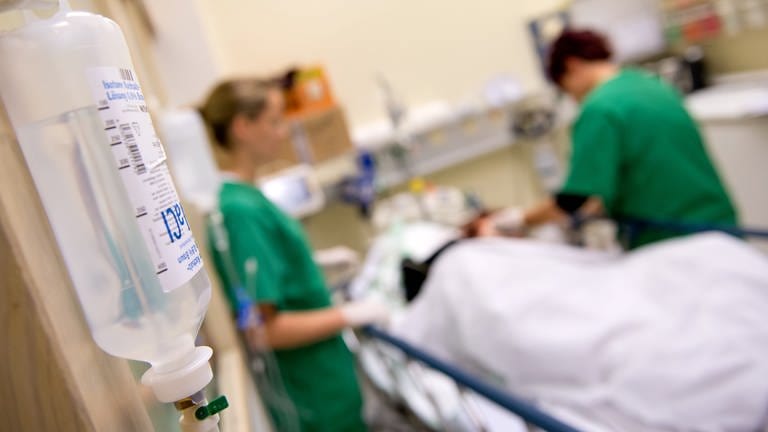 Pflegekräfte versorgen einen Patienten mit Infusionen. (Foto: dpa Bildfunk, picture alliance / Sven Hoppe/dpa | Sven Hoppe)