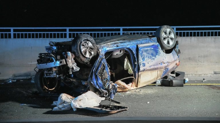 Der Wagen der tödlich verunglückten Mannes und seiner Beifahrerin auf der Schiersteiner Brücke ist völlig zerstört.