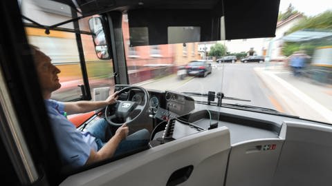 Ein Busfahrer steuert einen DB-Regio Bus. (Foto: dpa Bildfunk, Arne Dedert)