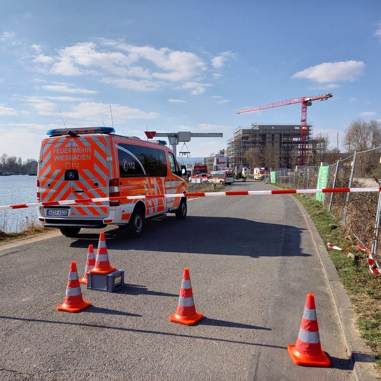 Polizei und Feuerwehr sind im Schiersteiner Hafen im Einsatz. (Foto: SWR)
