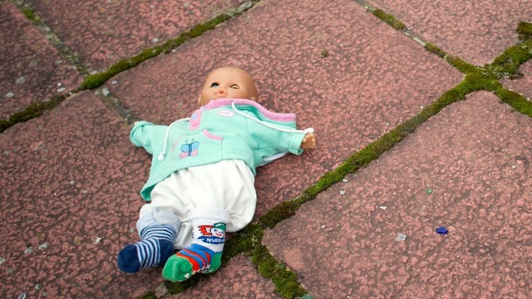 Eine lebensecht wirkende Babypuppe hat den Polizeieinsatz in Wiesbaden ausgelöst. (Foto: dpa Bildfunk, picture alliance / dpa | Patrick Pleul)