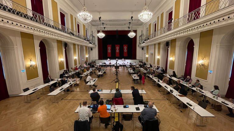 Der Mainzer Stadtrat hat sich mit Themen wie die Legalisierung von Cannabis, Oben-ohne-Baden und die Kita-Situation in Mainz beschäftigt.