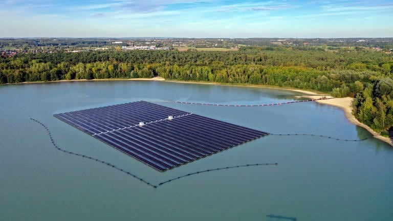 Auf dem Eicher Altrheinsee könnte schon bald eine schwimmende Photovoltaikanlage gebaut werden. (Foto: dpa Bildfunk, blickwinkel/M. Woike | M. Woike (Symbolbild))