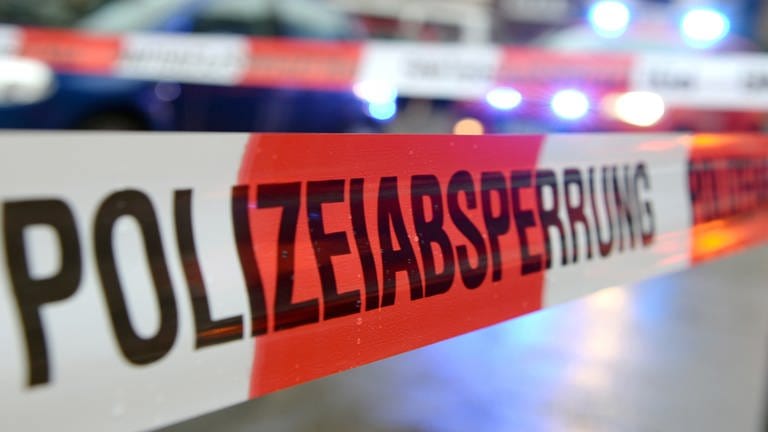 Die Polizei hat Haus in Nierstein umstellt und abgesperrt. In einer Wohnung hat sich ein Mann verschanzt. (Foto: dpa Bildfunk, SWR, Daniel Brusch)