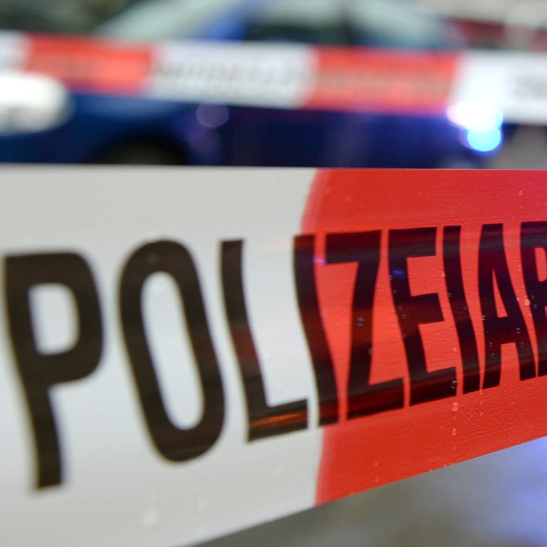Die Polizei hat Haus in Nierstein umstellt und abgesperrt. In einer Wohnung hat sich ein Mann verschanzt. (Foto: dpa Bildfunk, SWR, Daniel Brusch)