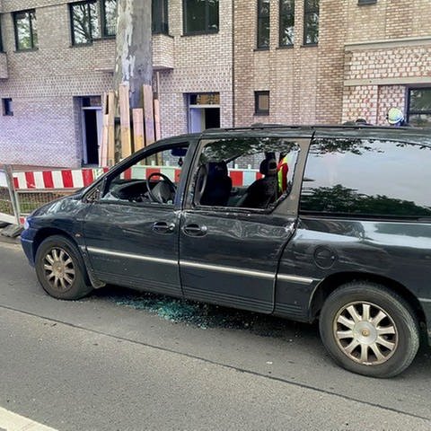 Der Laster rammte das Auto an der Rheinallee in Mainz so, dass die gesamte Fahrerseite eingedrückt wurde. (Foto: Pressestelle, Polizei Mainz)
