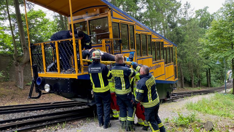 Ein Verletzter wird mit der Wiesbadener Nerobergbahn gerettet. (Foto: Feuerwehr Wiesbaden)