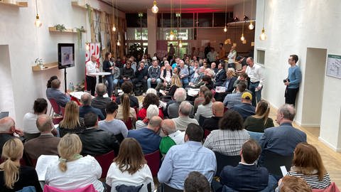 Der Parteitag der Mainzer SPD hat Jana Schmöller und Ata Delbasteh als neue Vorsitzende gewählt. Kurz vor der Wahl ließen die ehemaligen Vorsitzenden Mareike von Jungenfeld und Christian Kanka ihre Amtszeit noch einmal Revue passieren. (Foto: SWR, Vanessa Siemers)