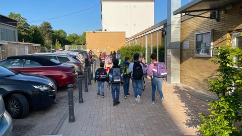 Projektwoche an Grundschule: Stempel statt Elterntaxi an Schule in Alzey (Foto: SWR)
