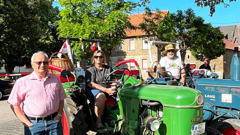 Zu einer Demo gegen das Ausschanks-Verbot in der Verbandsgemeinde Rhein-Selz sind auch eine Landwirtin und ein Landwirt mit ihren Traktoren gekommen.  (Foto: SWR, W. Seligmann)