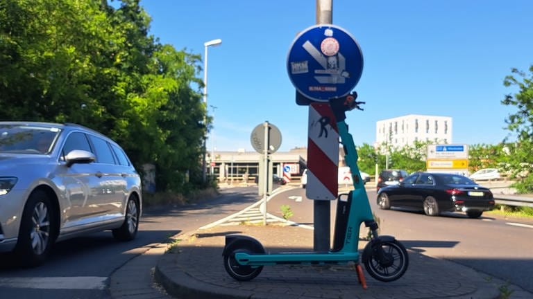 Dieser E-Scooter wurde auf einer Verkehrsinsel abgestellt (Foto: SWR, Marco Schüler)