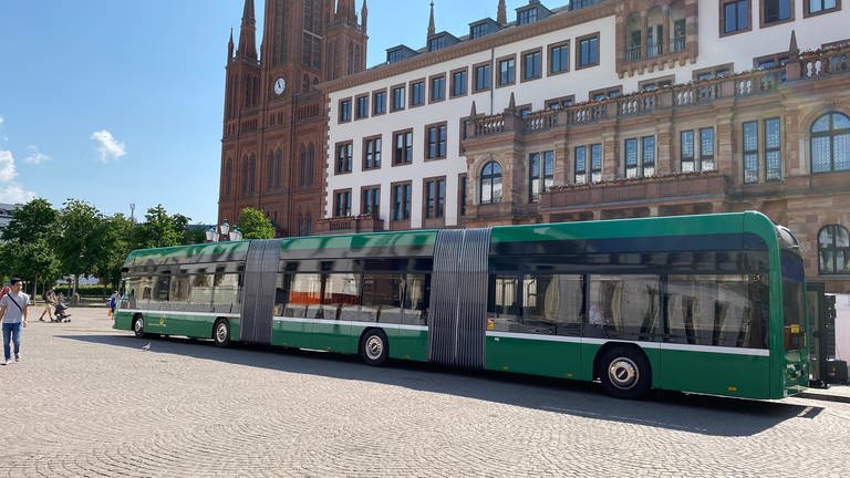 Dieser 25 Meter lange Gelenkbus wird ab jetzt zwei Wochen lang durch Wiesbaden fahren. (Foto: SWR, Rabea Amri)