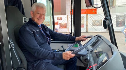 Busfahrer Jürgen Schmidt sitzt am Steuer des Doppelgelenkbusses. (Foto: SWR)