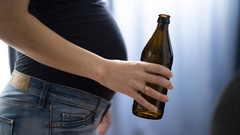 Die schwangere Frau in Mainz war nicht nur betrunken, sie stahl auch noch Alkohol. (Foto: dpa Bildfunk, picture alliance/dpa/dpa-tmn | Mascha Brichta)