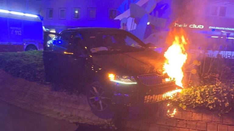 Der Fahrer des Wagens türmte nach dem Unfall, der Wagen fing Feuer. (Foto: Feuerwehr Worms)