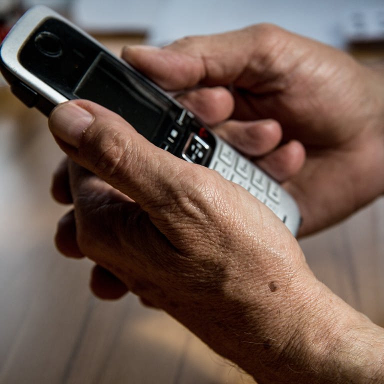 Schock für einen 85-jährigen Mainzer: Eine Betrügerin erzählte ihm am Telefon, dass seine Frau eingeschläfert werden müsste, könnte er nicht zahlen. (Foto: picture alliance / Fotostand | Fotostand / K. Schmitt)