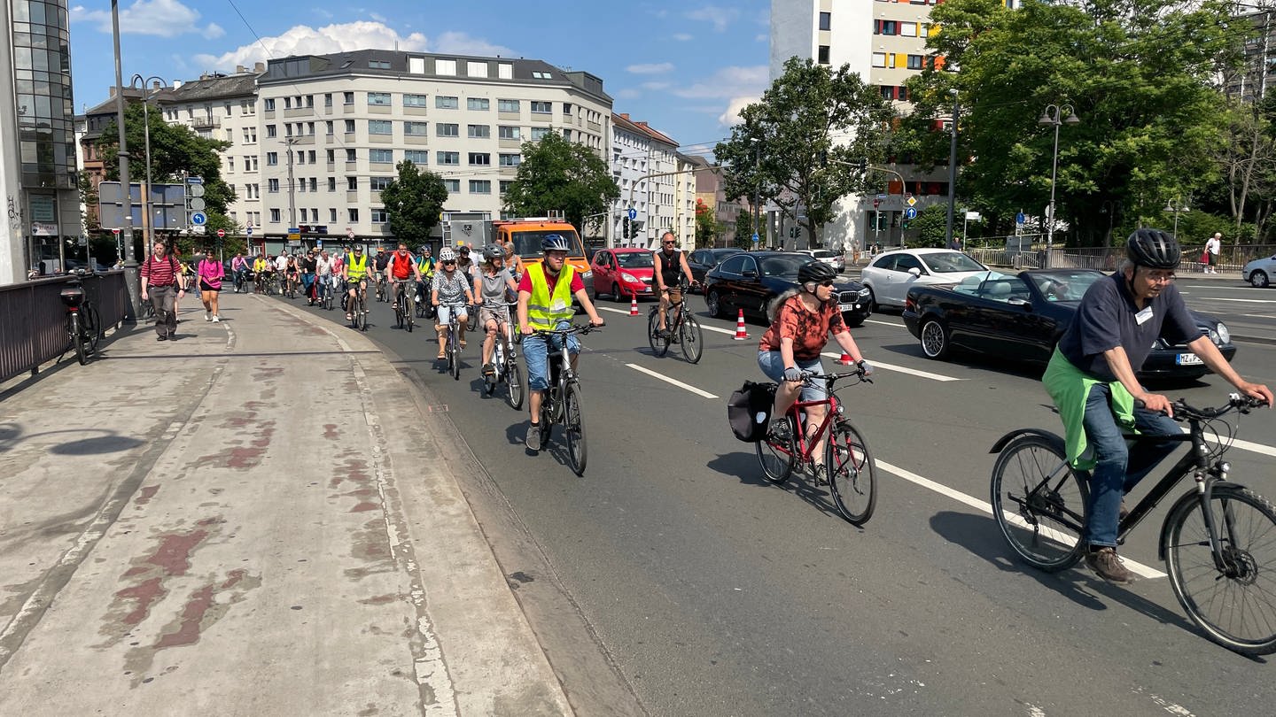 150 Fahrradfahrer demonstrieren am Donnerstag in Mainz auf der Alicenbrücke. Dabei wurden zwei Fahrstreifen für die Autoverkehr gesperrt. (Foto: SWR, Alexander Dietz)