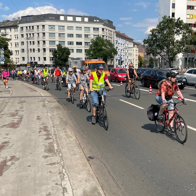 150 Fahrradfahrer demonstrieren am Donnerstag in Mainz auf der Alicenbrücke. Dabei wurden zwei Fahrstreifen für die Autoverkehr gesperrt. (Foto: SWR, Alexander Dietz)