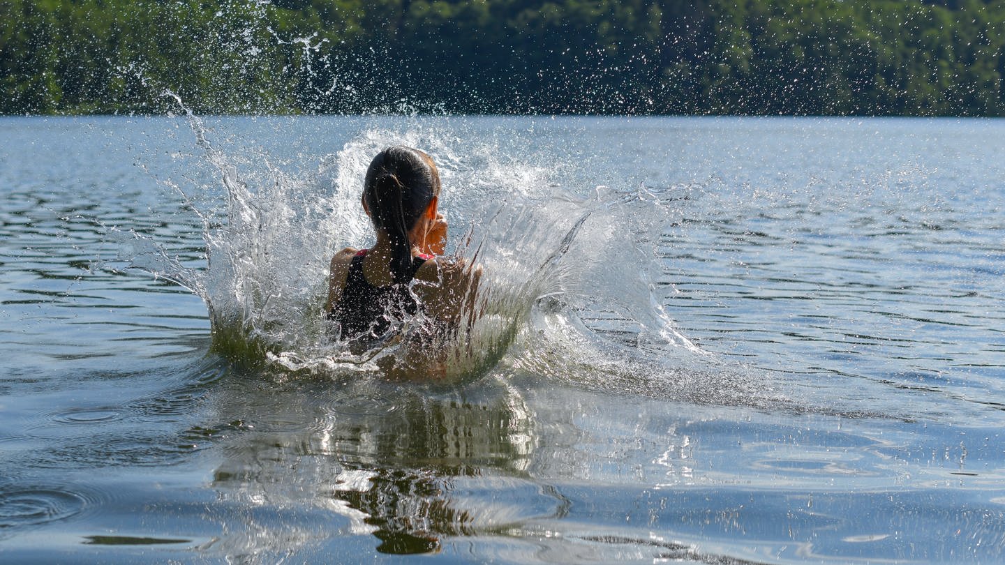 Ein Mädchen springt ins Wasser. Rund um Mainz gibt es einige Badeseen. (Foto: dpa Bildfunk, picture alliance/dpa/dpa-Zentralbild | Patrick Pleul)