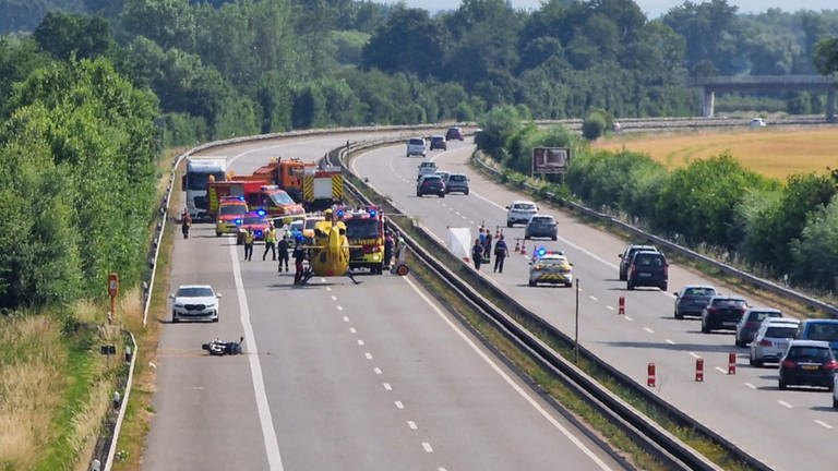 Auf der Autobahn 60 läuft die Unfallaufnahme und Bergungsarbeiten, nachdem ein Motorradfahrer bei einem Unfall gestorben ist.